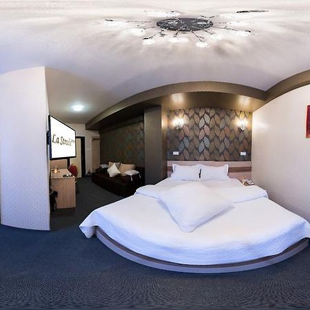 Hotel La Strada Плоешти Номер фото