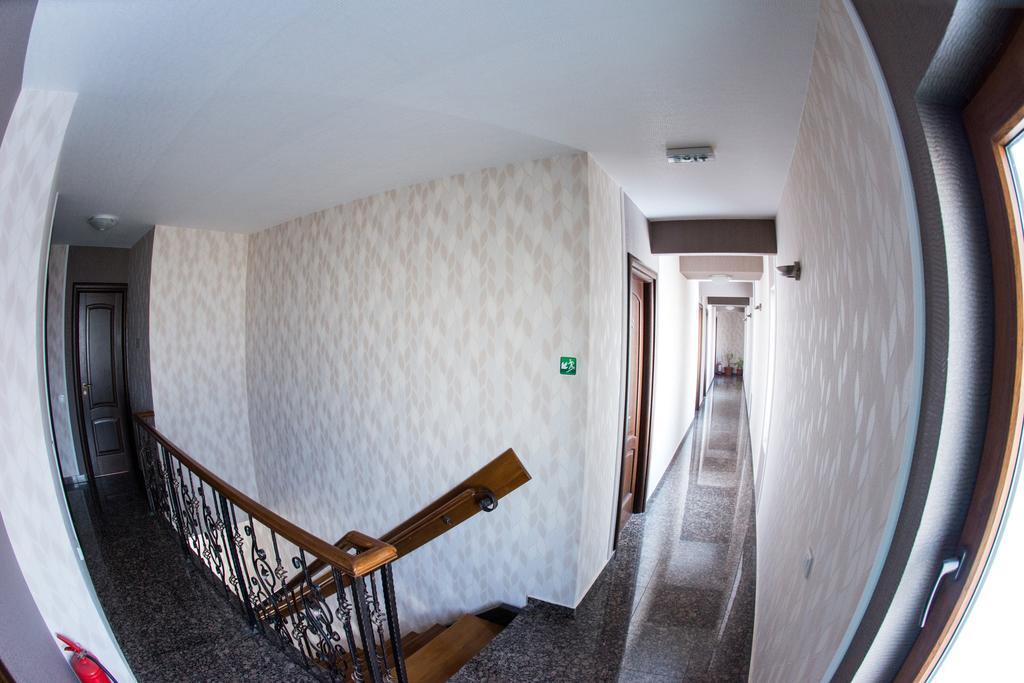 Hotel La Strada Плоешти Экстерьер фото