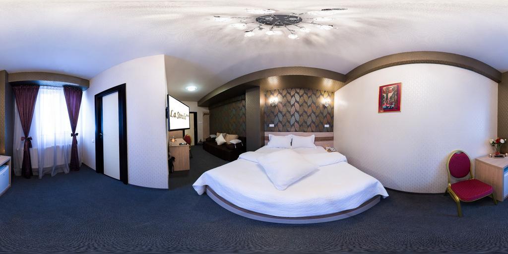 Hotel La Strada Плоешти Номер фото