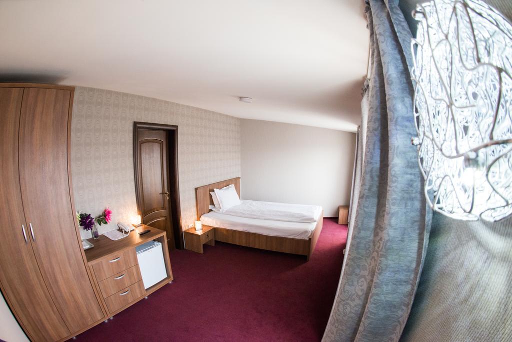 Hotel La Strada Плоешти Экстерьер фото