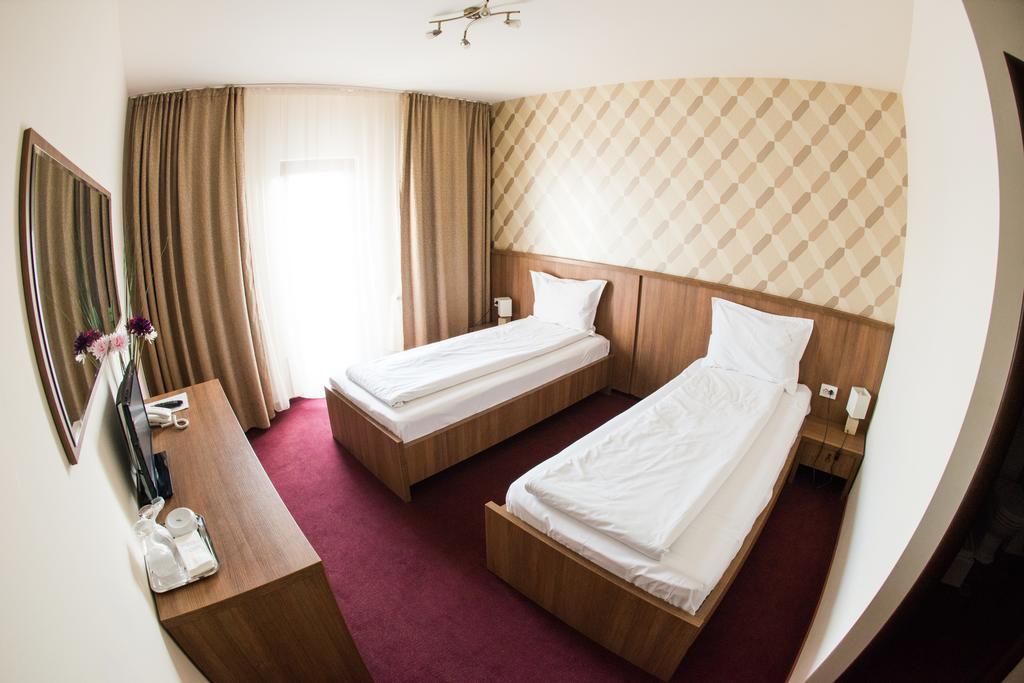 Hotel La Strada Плоешти Экстерьер фото