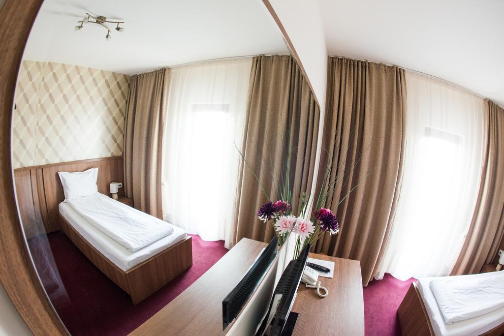 Hotel La Strada Плоешти Экстерьер фото