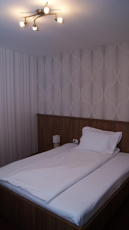 Hotel La Strada Плоешти Экстерьер фото