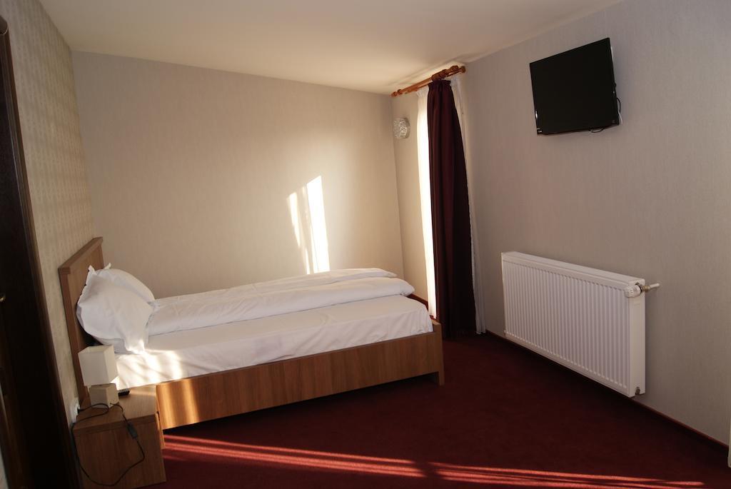 Hotel La Strada Плоешти Номер фото