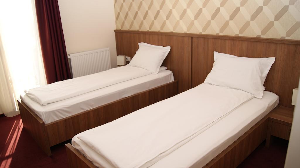 Hotel La Strada Плоешти Номер фото