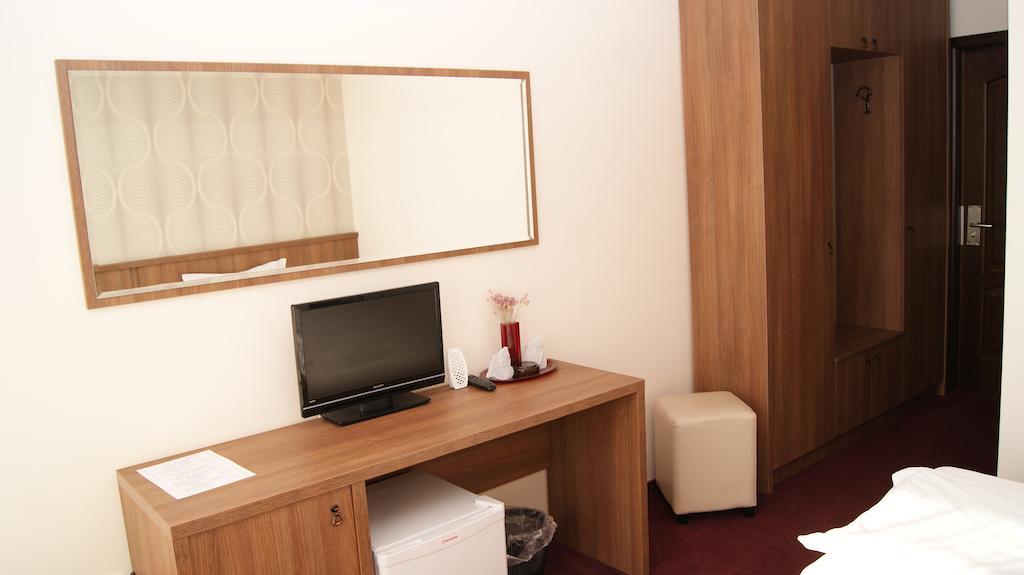 Hotel La Strada Плоешти Экстерьер фото