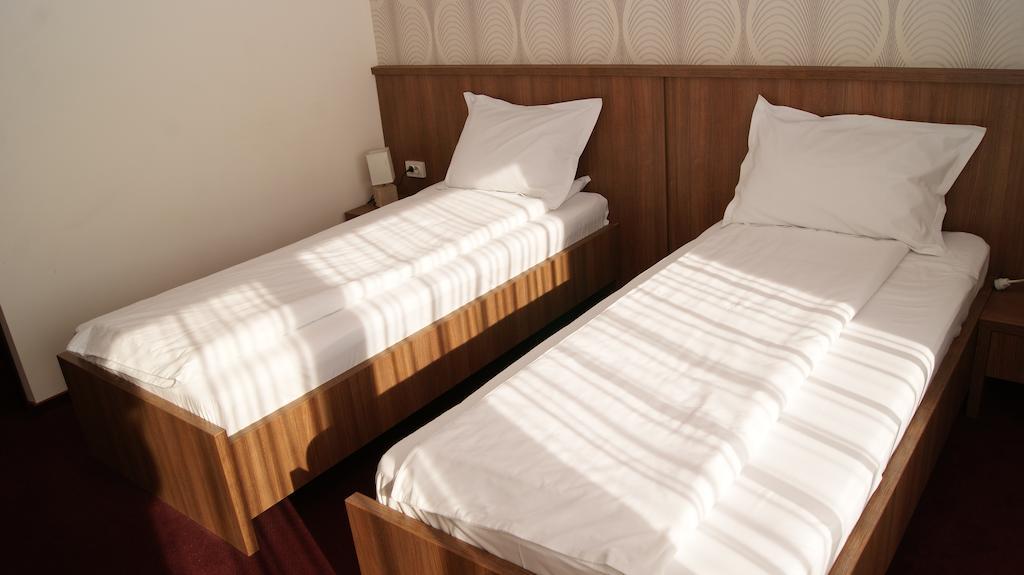 Hotel La Strada Плоешти Номер фото