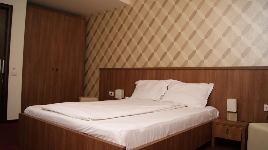 Hotel La Strada Плоешти Номер фото