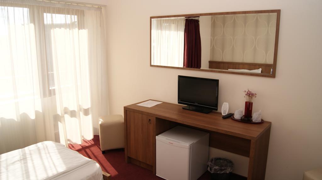 Hotel La Strada Плоешти Номер фото