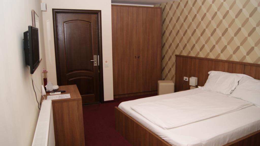 Hotel La Strada Плоешти Номер фото